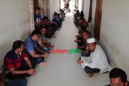 বেরোবিতে তিন দফা দাবিতে কর্মচারীদের কর্মবিরতি চলছে
