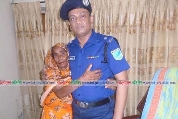 সম্পত্তি লিখে নিয়ে মাকে রাস্তায় ফেলে দিল সন্তান! অতঃপর...