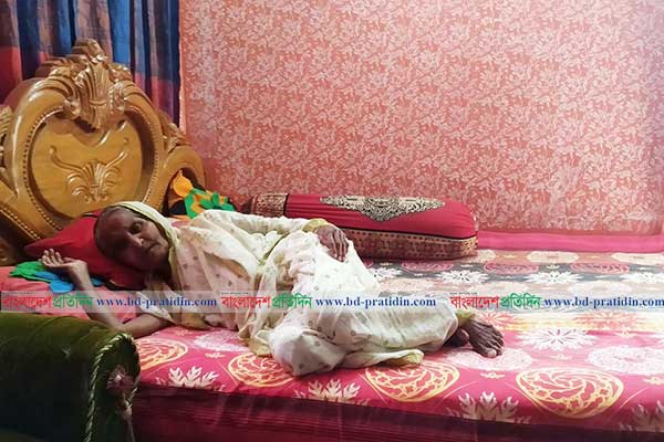 এসপির হস্তক্ষেপে সেই বৃদ্ধা মাকে নিজের অট্টালিকায় নিলেন ছেলে