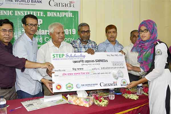 দিনাজপুরে ৩৫৬ শিক্ষার্থীর মাঝে বৃত্তির অর্থ প্রদান