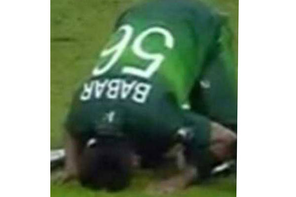 সেঞ্চুরির পর বাবর আজমের সেজদা