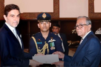 রাষ্ট্রপতির কাছে ছয় দূতের পরিচয়পত্র পেশ