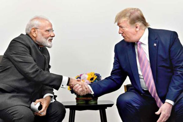 ট্রাম্পকে আলিঙ্গন করা হল না মোদির