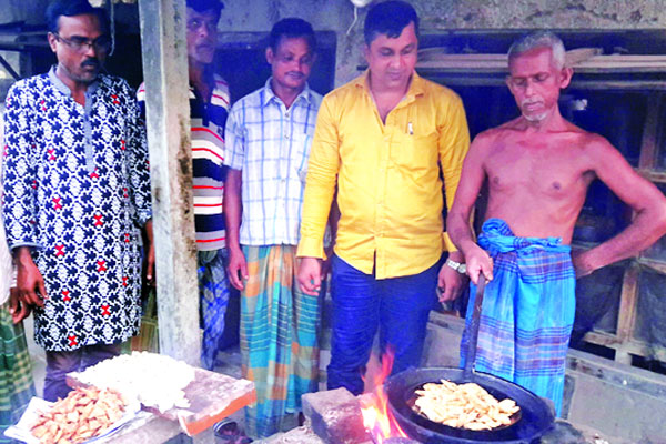 যে দোকানে ৫০ পয়সায় শিঙ্গাড়া মেলে