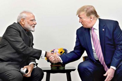 ট্রাম্পকে আলিঙ্গন করা হল না মোদির