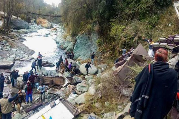 কাশ্মীরে বাস দুর্ঘটনায় নিহতের সংখ্যা বেড়ে ৩৫