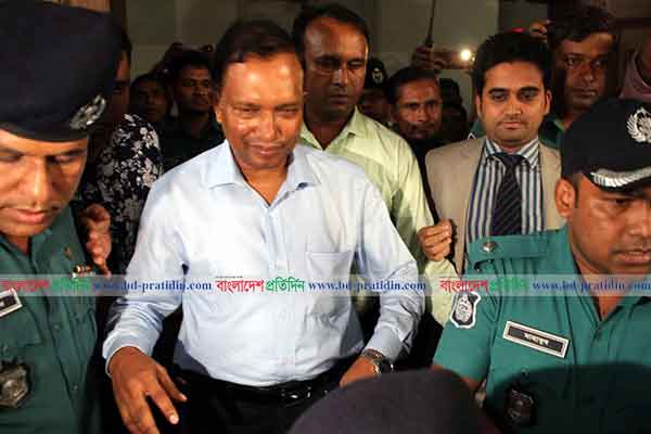 গ্রেফতারের পর শাহবাগ থানায় ডিআইজি মিজান