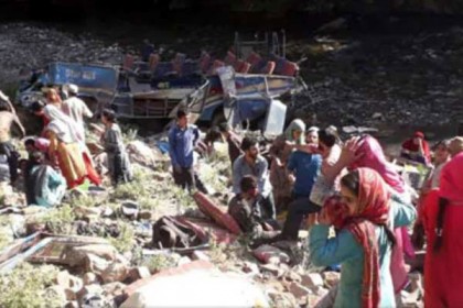 কাশ্মীরে বাস খাদে পড়ে নিহত ৩০