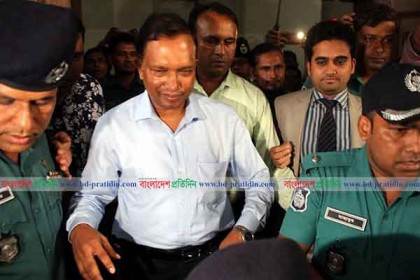 গ্রেফতারের পর শাহবাগ থানায় ডিআইজি মিজান