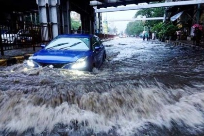 টানা বর্ষণে থমকে গেছে মুম্বাই!