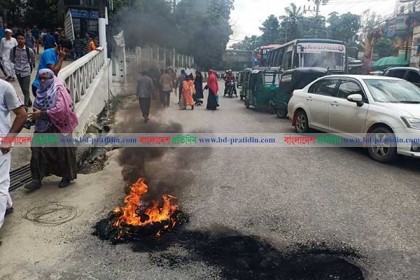যৌন হয়রানির অভিযোগ; শিক্ষকের গায়ে কেরোসিন ঢাললেন শিক্ষার্থীরা
