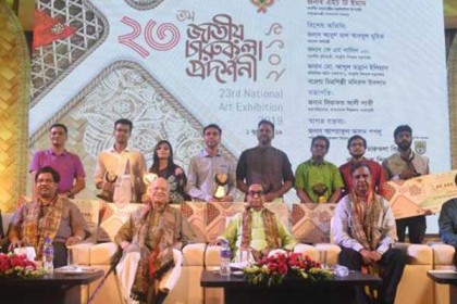 জাতীয় চারুকলা পুরস্কার পেলেন আট শিল্পী