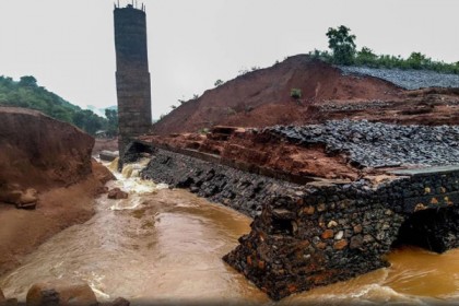 হঠাৎ বৃষ্টিপাতে ভারতে বাঁধ ভেঙে নিহত ১০

