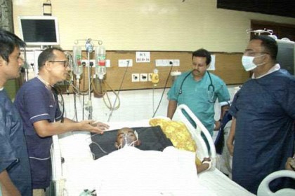 শাহীনকে দেখতে ঢামেকে র‌্যাব মহাপরিচালক