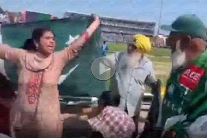 বিশ্বকাপে পাকিস্তানের পতাকা হাতে মোদিকে আক্রমণ ভারতীয় নারীর! (ভিডিও)