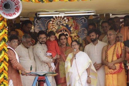 ফতোয়ার তোয়াক্কা না করে ইসকনের রথ অনুষ্ঠানে নুসরাত!