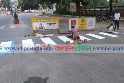 তুলির আঁচড়ে রংপুরের রাস্তায় রঙিন থ্রি-ডি জেব্রা ক্রসিং