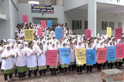 বরিশালে ক্লাস-পরীক্ষা বর্জন করে নার্সিং কলেজ শিক্ষার্থীদের বিক্ষোভ