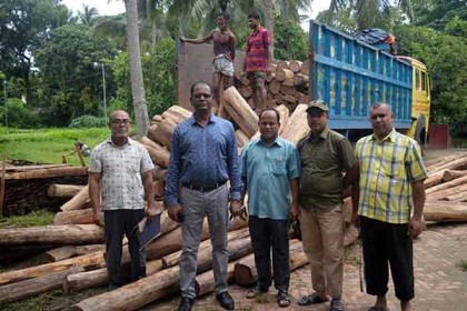 কাঠবোঝাই ট্রাক রেখে পালিয়েছে চালক-হেলপার 
