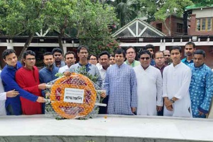 বঙ্গবন্ধুর সমাধিতে বশেফমুবিপ্রবি উপাচার্যের শ্রদ্ধা