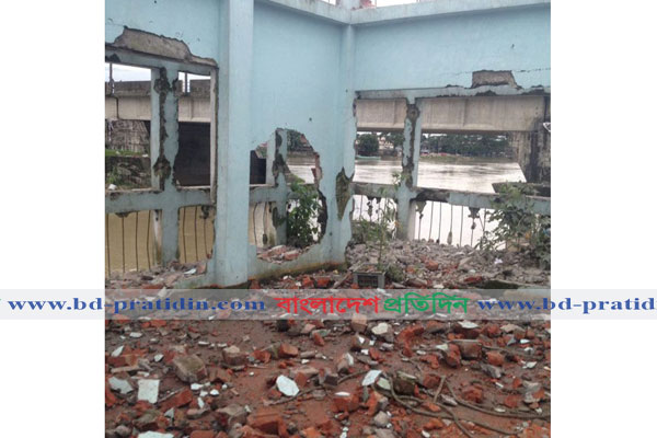 সিসিক’র বুলডোজার হাজী জাহাঙ্গীরের আস্তানায়
