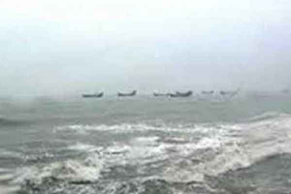 একদিনের ব্যবধানে আবারও নৌকাডুবি, মাঝি নিখোঁজ