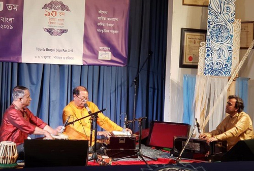 টরন্টোর বইমেলায় শ্রোতাদের মুগ্ধ করলেন শিল্পী রনি প্রেন্টিস রয়