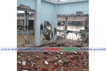 সিসিক’র বুলডোজার হাজী জাহাঙ্গীরের আস্তানায়