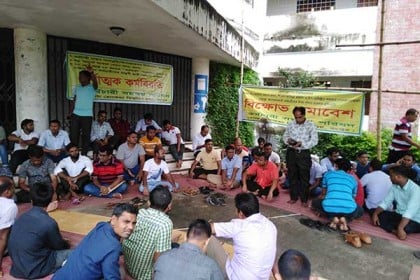 কর্মচারীদের আন্দোলনে অচল বেরোবি, বিপাকে শিক্ষার্থীরা