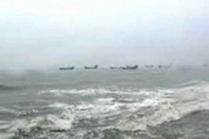 একদিনের ব্যবধানে আবারও নৌকাডুবি, মাঝি নিখোঁজ