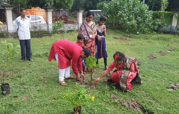 একশ' গাছ লাগিয়ে শ্বশুরবাড়িতে পা রাখলেন নববধূ