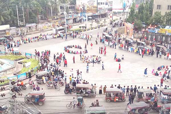 ধর্ষকদের প্রকাশ্যে বিচার চেয়ে খুলনায় ব্যতিক্রমী মানববন্ধন
