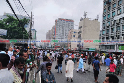 রাজধানীর রামপুরা-বাড্ডা সড়ক অবরোধ, দুর্ভোগ চরমে