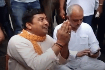 রাস্তায় পুলিশের পা জড়িয়ে কাঁদলেন মন্ত্রী! 