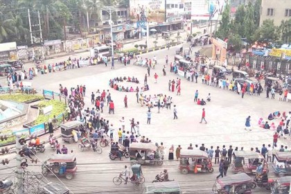 ধর্ষকদের প্রকাশ্যে বিচার চেয়ে খুলনায় ব্যতিক্রমী মানববন্ধন