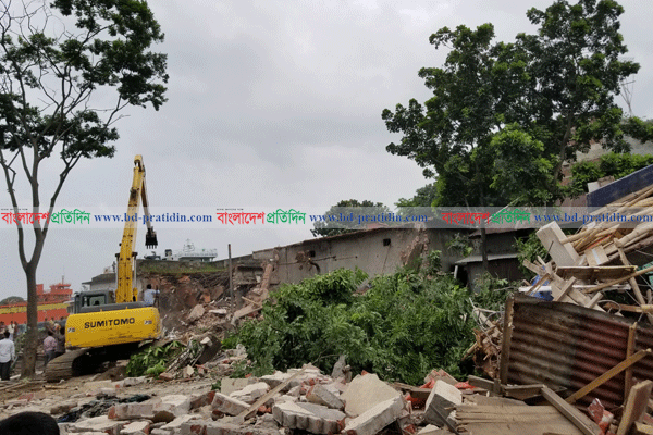 নদী দখলমুক্ত করতে সদরঘাটে উচ্ছেদ অভিযান