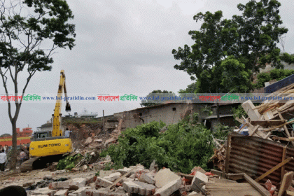 নদী দখলমুক্ত করতে সদরঘাটে উচ্ছেদ অভিযান