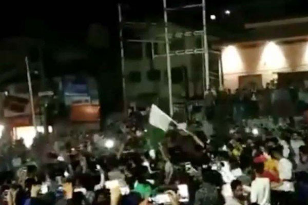 নেচে গেয়ে ভারতের হার উদযাপন করলো কাশ্মিরীরা