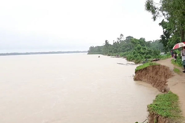 নেত্রকোনায় ফুলে উঠছে সোমেশ্বরী, ভাঙনের কবলে দুই গ্রাম

