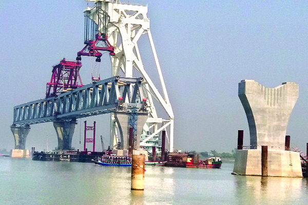 পদ্মা সেতুতে মাথা লাগার গুজব ছড়ানোর দায়ে স্কুলছাত্র গ্রেফতার

