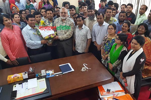 নোবিপ্রবি ভিসিকে ফুলেল শুভেচ্ছা
