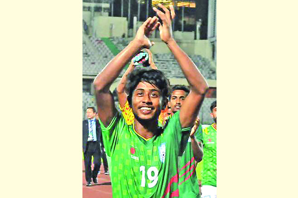 পারিশ্রমিক বাড়ছে ফুটবলারদের
