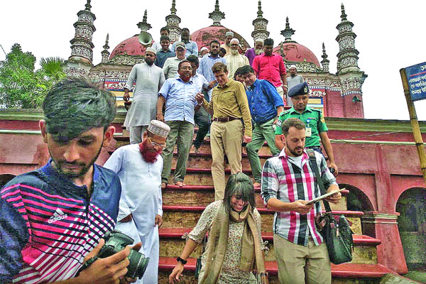 ঐতিহ্যবাহী স্থাপনা পরিদর্শনে মার্কিন রাষ্ট্রদূত