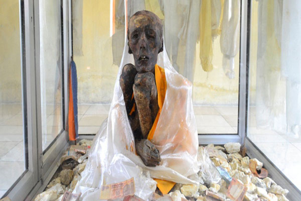 ৫০০ বছর ধরে ধ্যানরত প্রাচীন লামার মমি, হাতে জপমালা