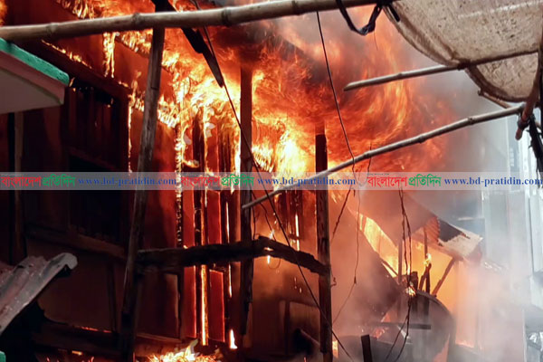 বরিশাল নগরীর সদর রোডে অগ্নিকাণ্ড