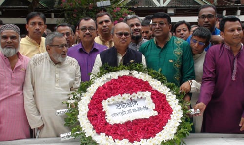 জাতির পিতার সমাধিতে সুপ্রিম কোর্ট আইনজীবী সমিতির শ্রদ্ধা 