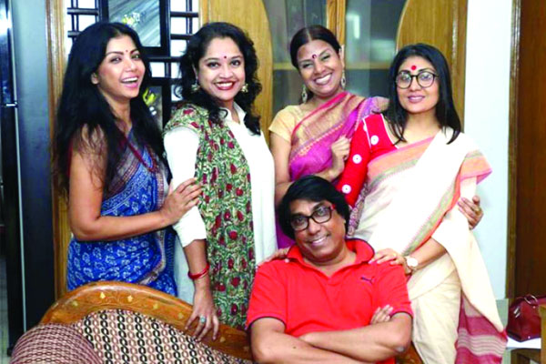 নগর জুড়ে ছুটির আমেজ