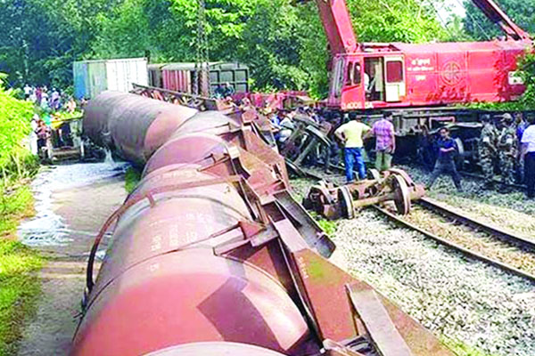 রাজশাহীর সঙ্গে রেল যোগাযোগ বন্ধ, প্রকৌশলী সাসপেন্ড