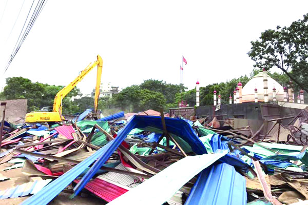 বুড়িগঙ্গায় অবৈধ স্থাপনা উচ্ছেদ, ম্যাজিস্ট্রেটের ওপর হামলা