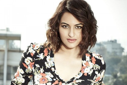 সোনাক্ষীর বাড়িতে পুলিশের হানা
